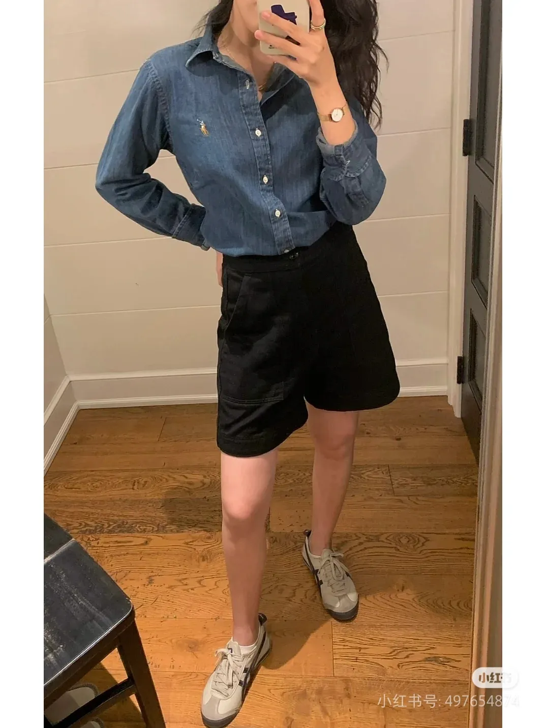 P270 💰 "Top Quality" Style Number: CY106# [Ralph Lauren American Retro Goddess Versatile Shirt Long Sleeve] ✅Ralph Lauren star's popular all-match denim shirt long sleeve for all seasons ✅Top ceiling quality ZP original development, real objects can be compared at will ✅Original fabric washed and hand polished, soft and comfortable, vertical and stylish ✅Casual style tailoring, back splicing, short front and long curved hem ✅Customized dyed original pearlescent white buttons, size divisions, lapels slightly dropped to the shoulders, ✅Length in the front to cover the crotch, and length in the back to the bottom of the hips. The upper body is simple and versatile and looks slimmer. ✅The upper body looks much better than the real thing. It can be worn alone and worn in all seasons. Highly recommended for goddesses. Size: S-L Color: Denim Blue